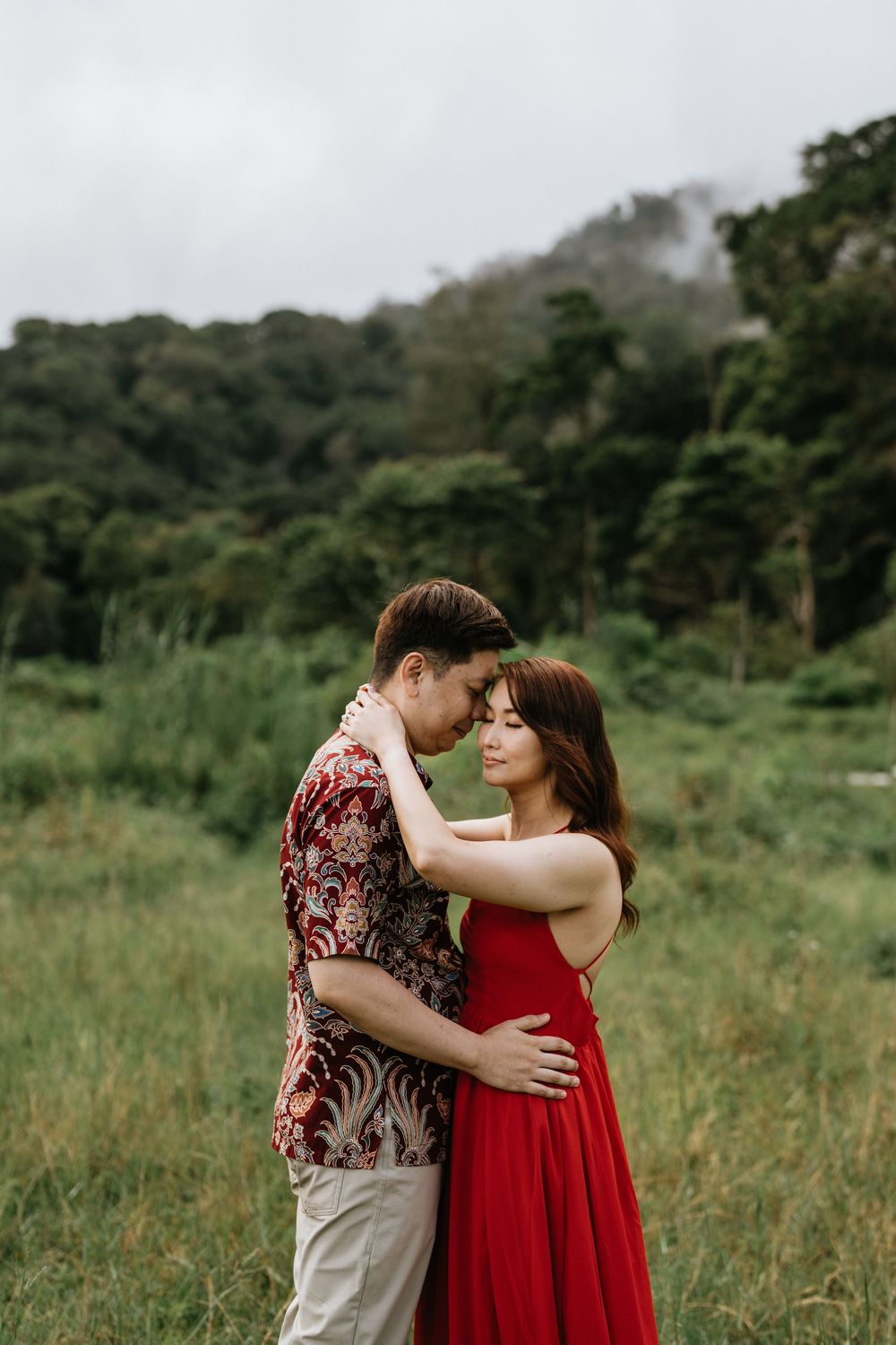 Bali couple photoshoot with Tamblinga Lake background