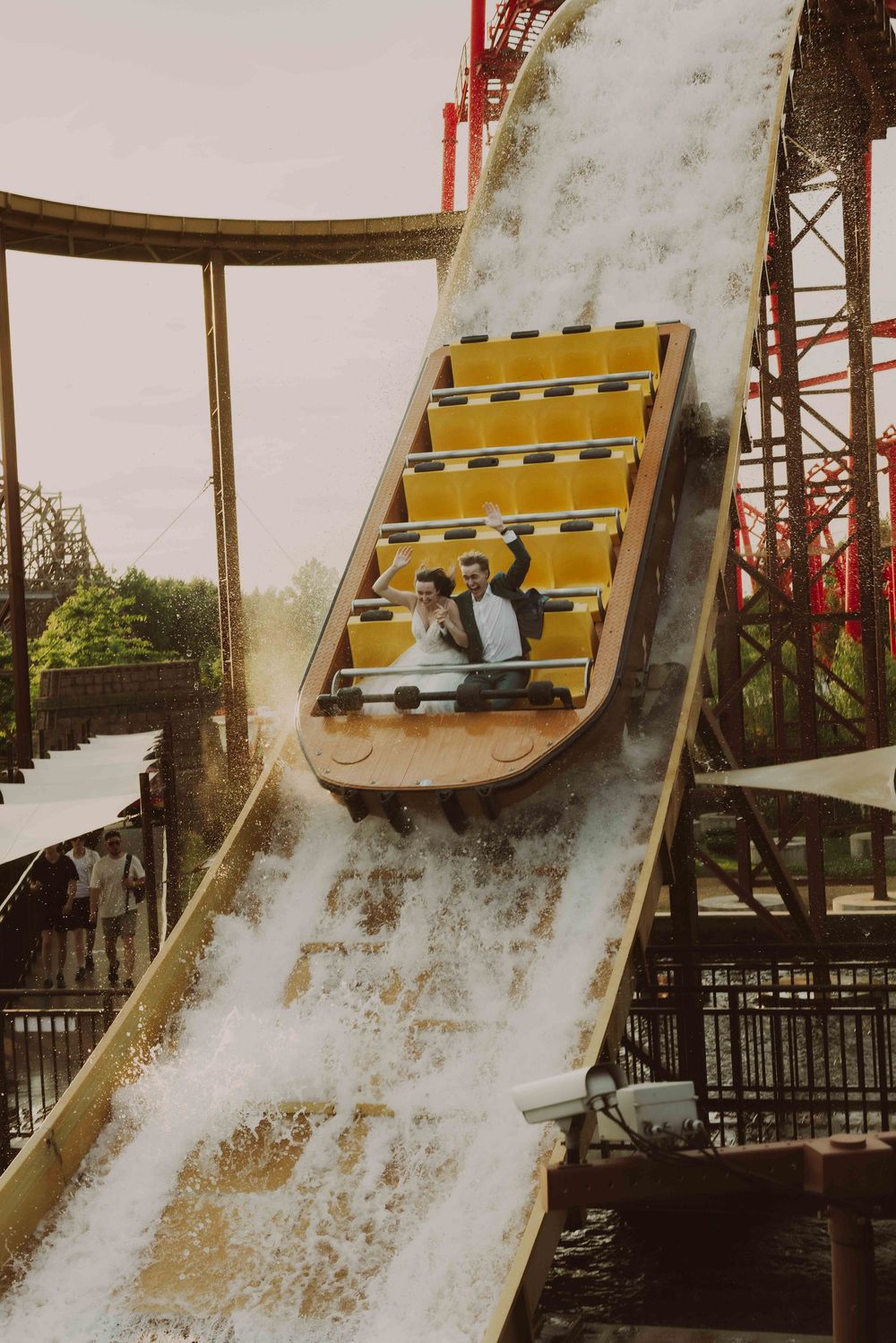 Para młoda na tle rollercoastera w Energylandiiv