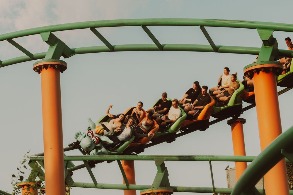 Para młoda na tle rollercoastera w Energylandii