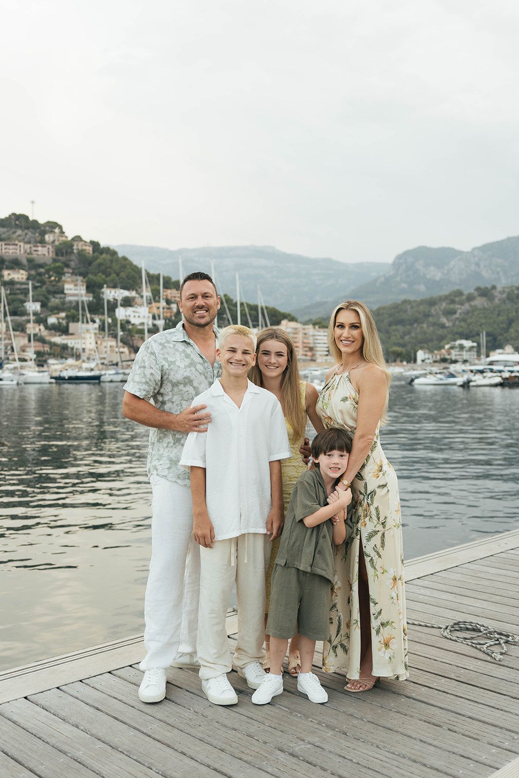 Perfect choice of outfits for your family session in Mallorca.