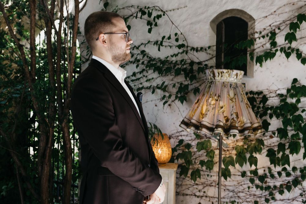 Ślub cywilny w eleganckim plenerze Warszawy