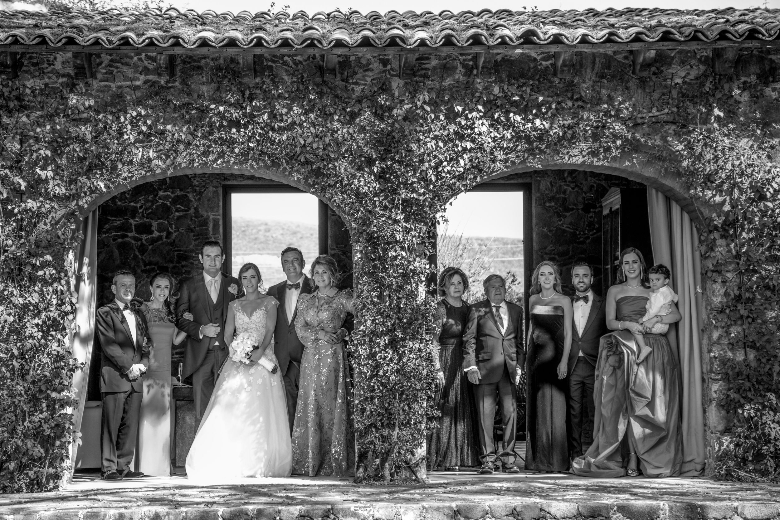 las 2 familias de elegante aspecto posan el día de la boda de sus hijos para la lente de Valeria Ascencio.