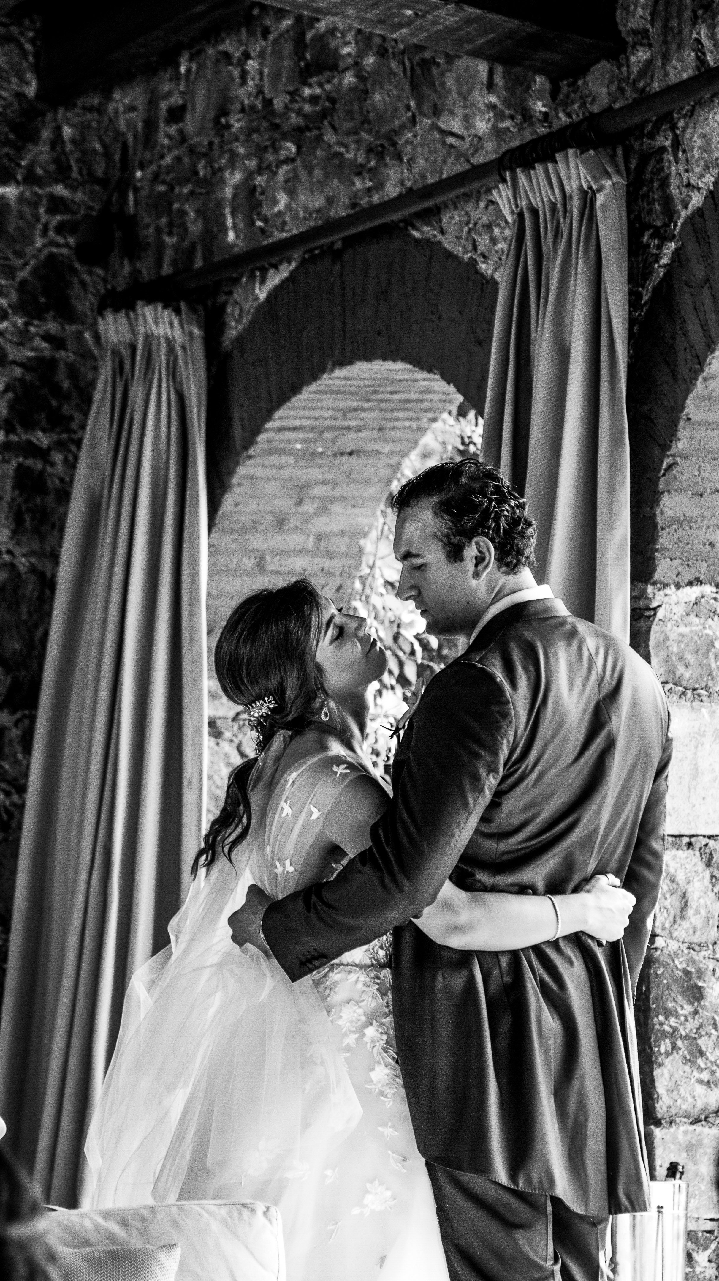 Foto blanco y negro de Pareja de novios viéndose a los ojos, enamorados.