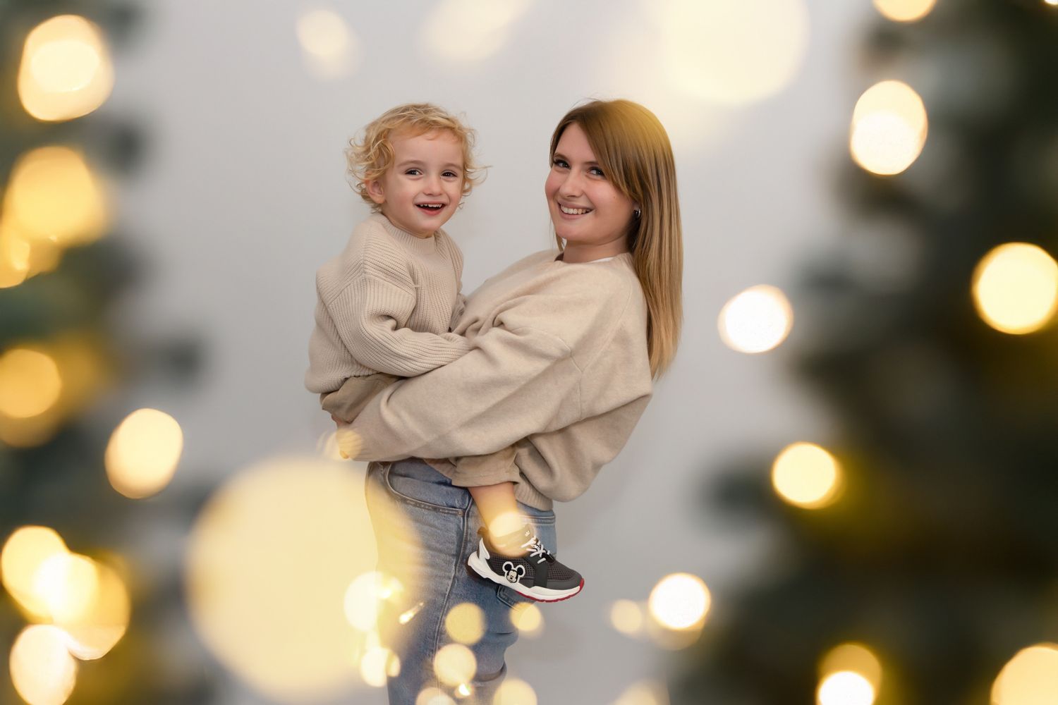 Photographe famille Noël Alpes-Maritimes, portrait parent et enfant en studio