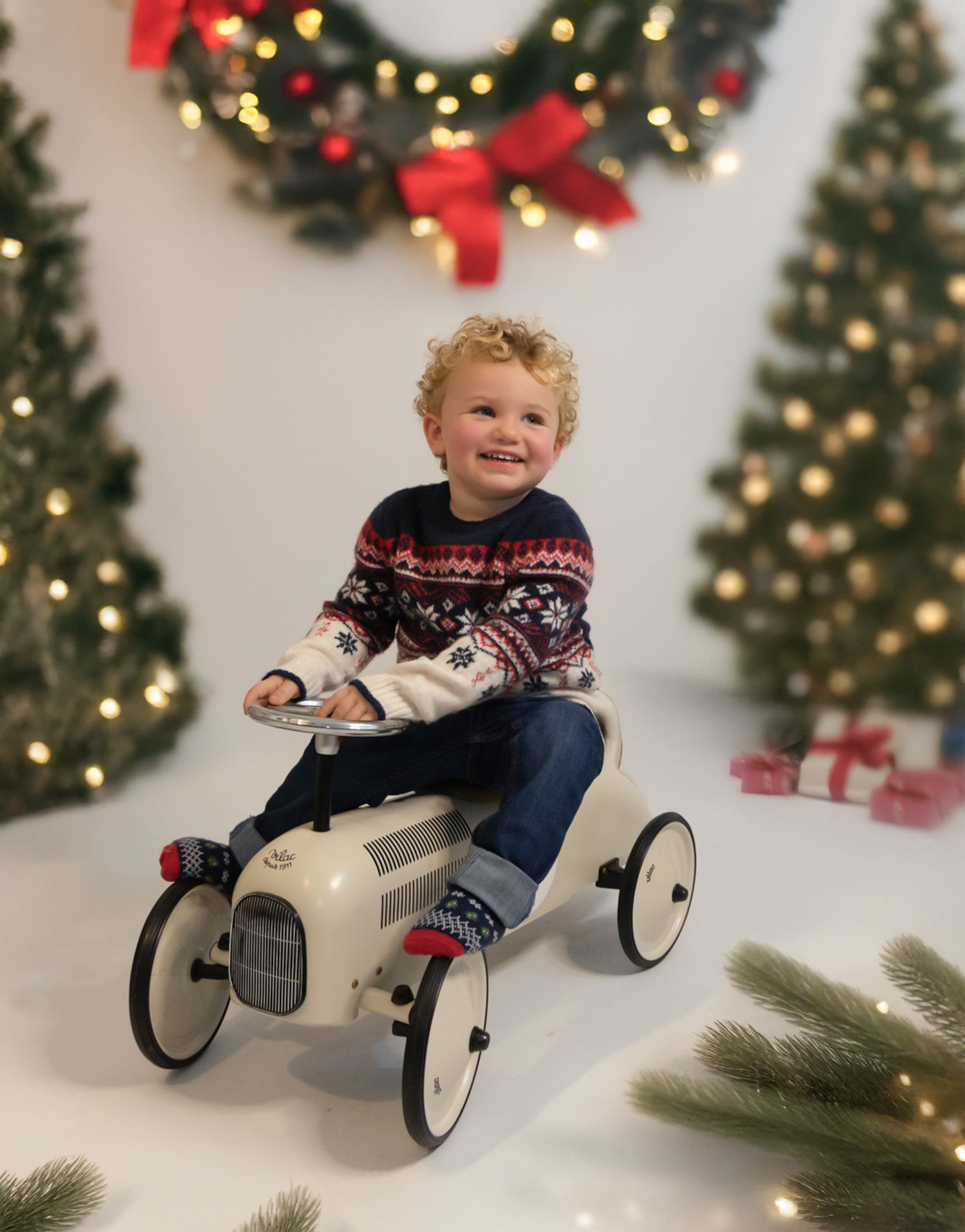 Photo de bébé pour Noël en studio avec décor lumineux et ambiance cocooning