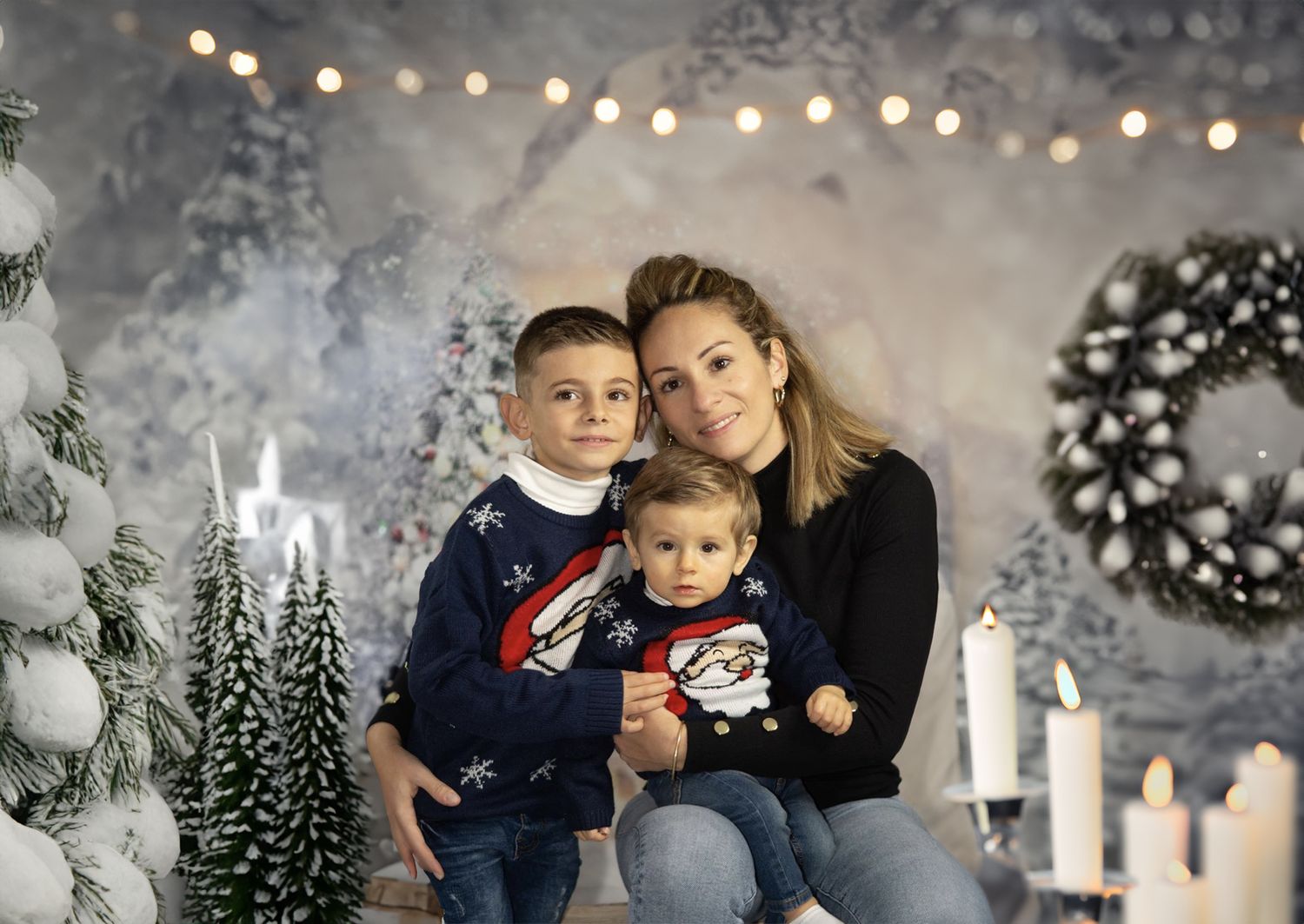 Photo fratrie Noël en studio à Nice avec ambiance douce et festive