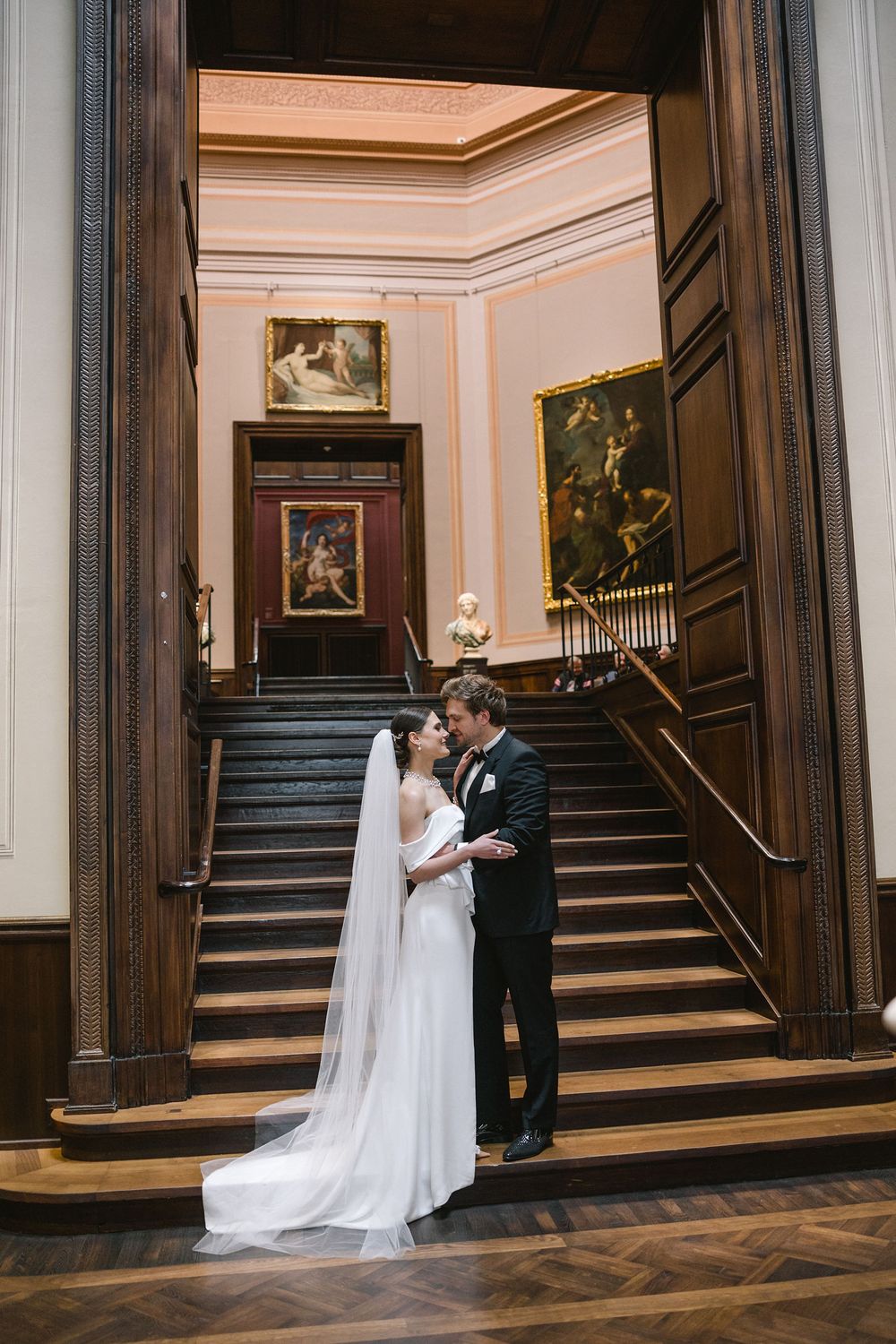 Hochzeitsfotograf Dresden - Hochzeitsreportage - Brautpaar in Gemäldegalerie auf Treppe