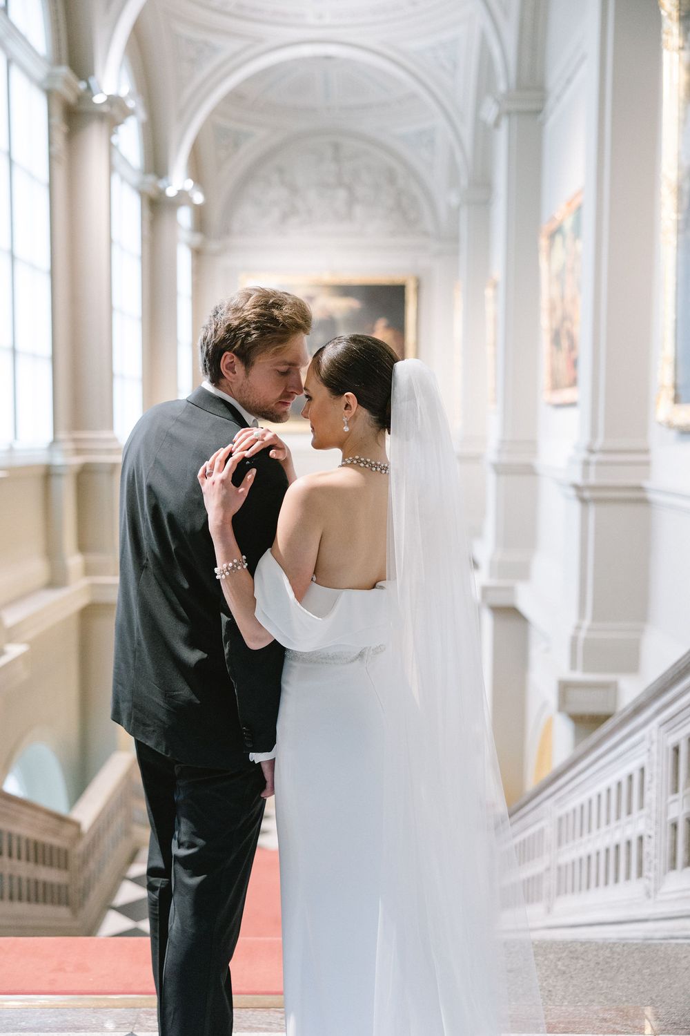 Hochzeitsfotograf Dresden - Hochzeitsreportage - Brautpaar in Gemäldegalerie im Treppenhaus mit Rücken zur Kamera