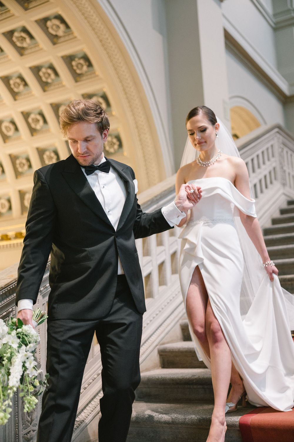 Hochzeitsfotograf Dresden - Hochzeitsreportage - Brautpaar in Gemäldegalerie auf Treppe im Eingang