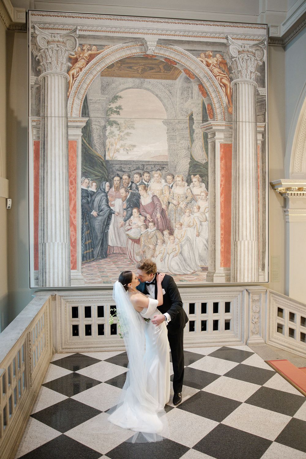 Hochzeitsfotograf Dresden - Hochzeitsreportage - Brautpaar in Gemäldegalerie in Eingangshalle vor Wandbild