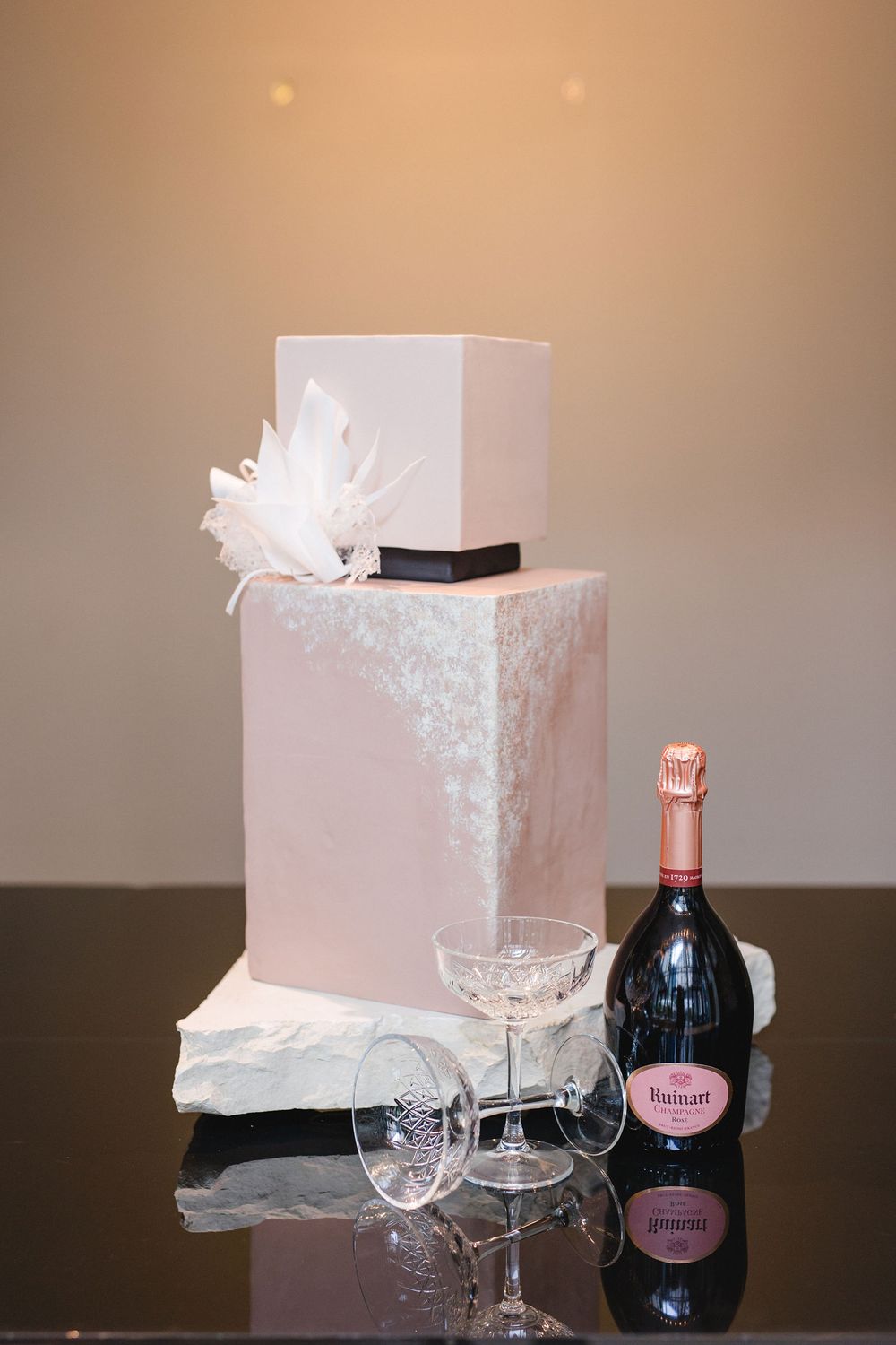 Rosa eckige Hochzeitstorte von Marycake