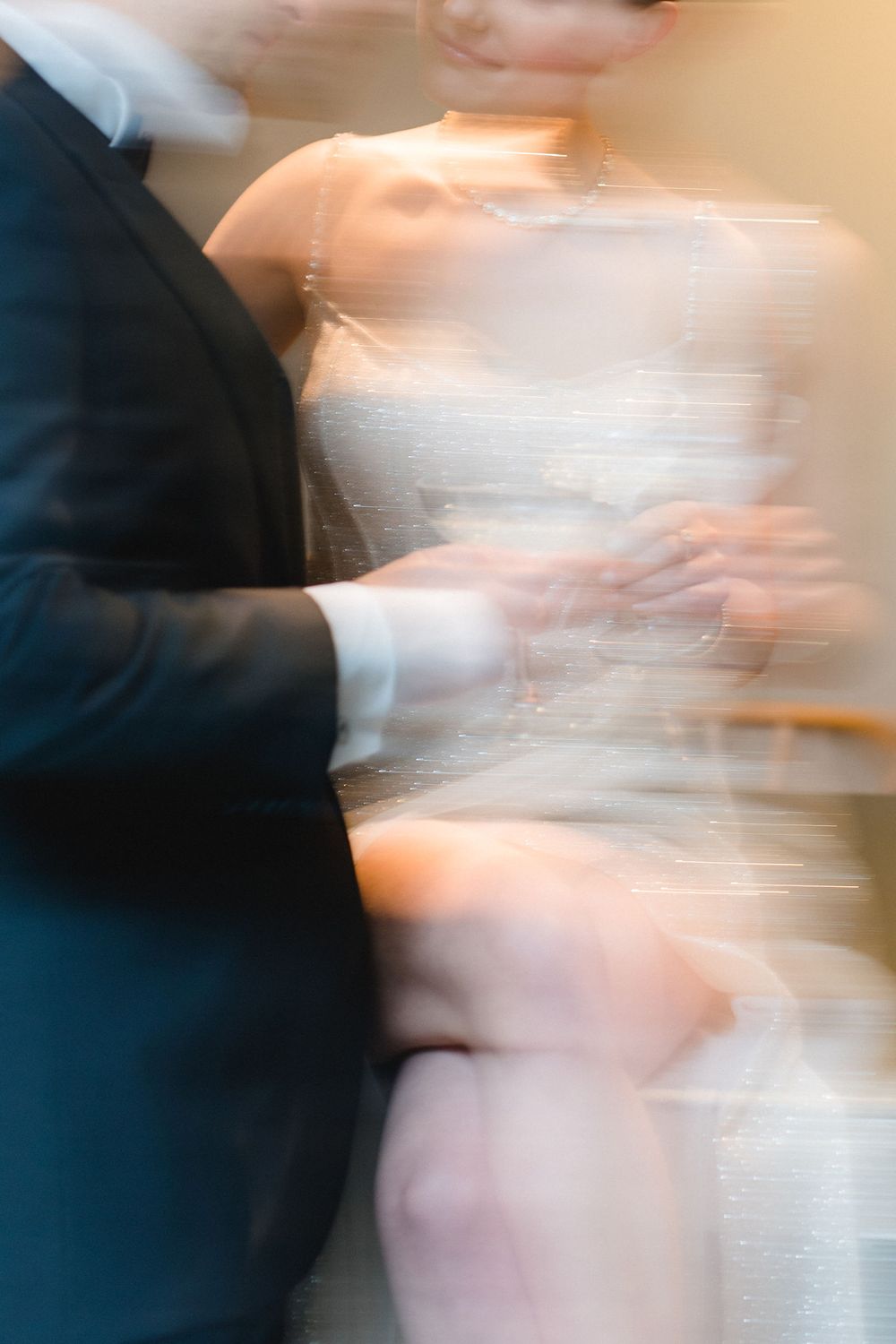 Brautpaarausschnitt verschwommen mit Gläsern