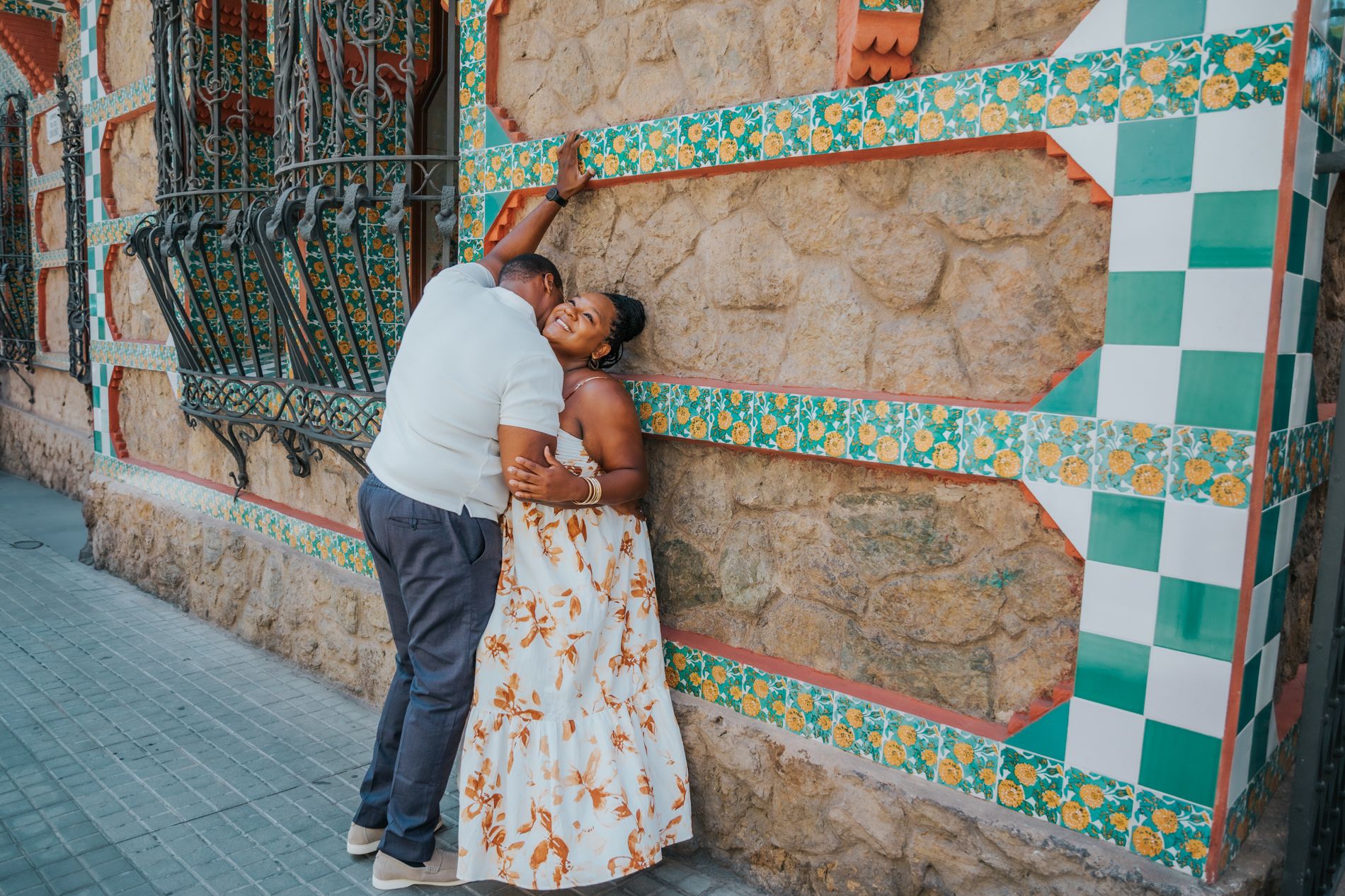 Timeless love in a timeless place – celebrating 10 years with an anniversary shoot at Casa Vicens.