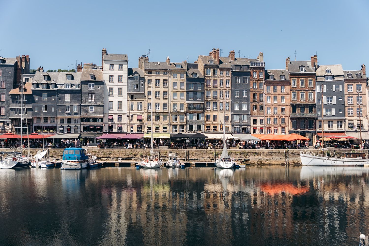 Vieux bassin de Honfleur et son port en Seine-Maritime, Normandie.