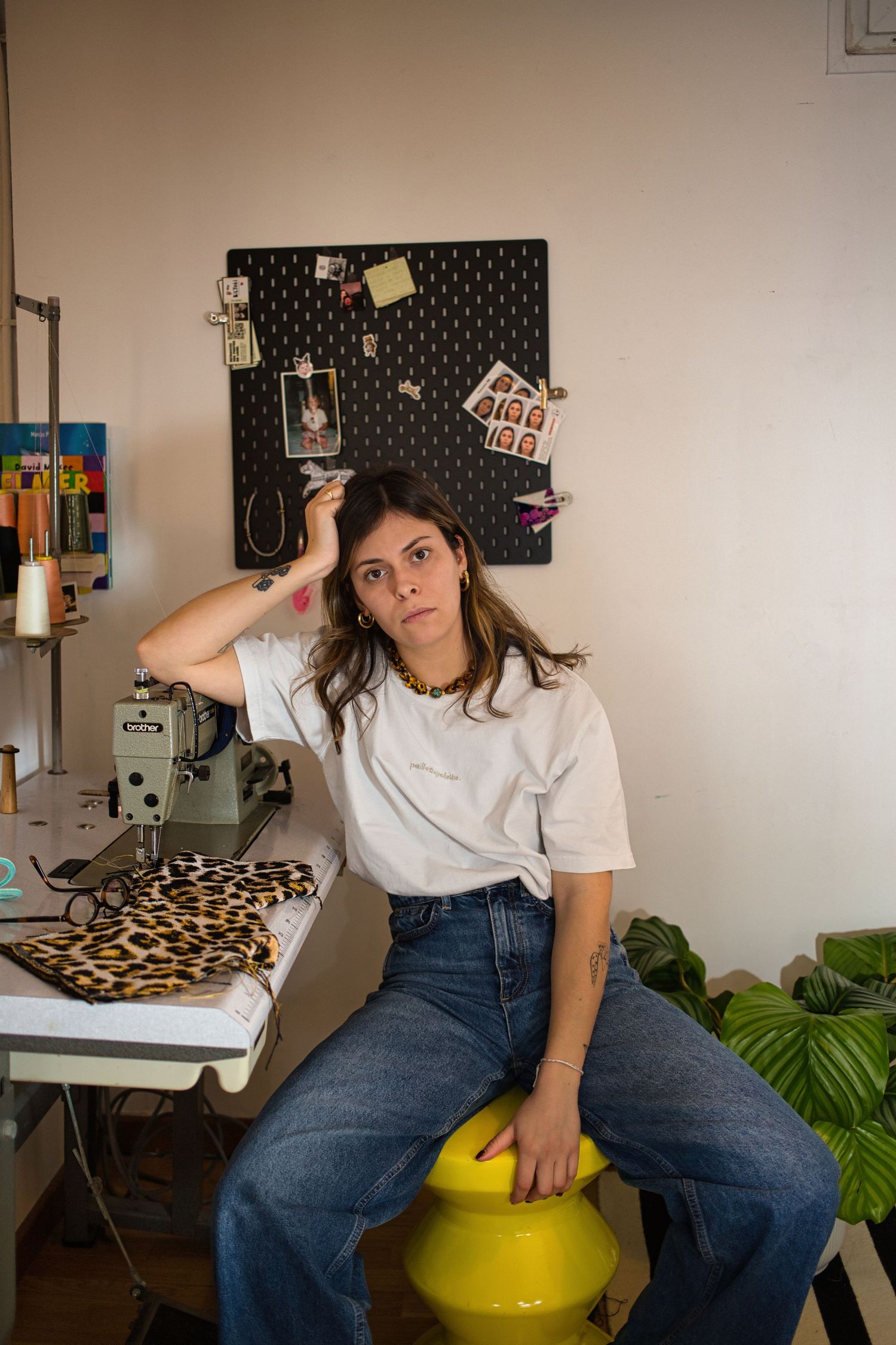 Photographe Bordeaux : portrait pro créatrice de mode en atelier. Reportage métier et branding artisanal quartier Gare Saint-Jean.