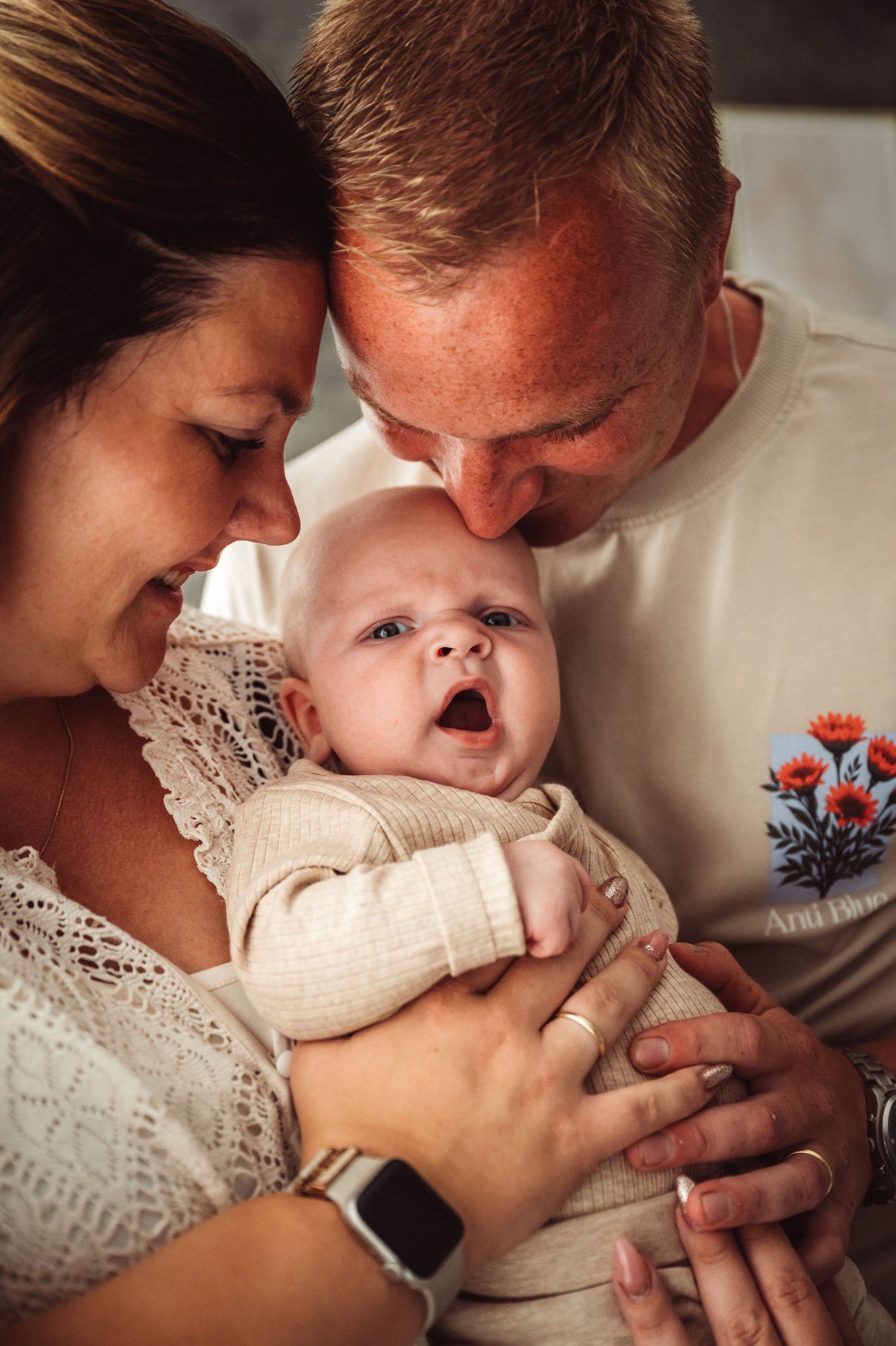 baby, foto, gezin, newbornshoot, spontane fotografie, fotograaf salland, papa en mama
