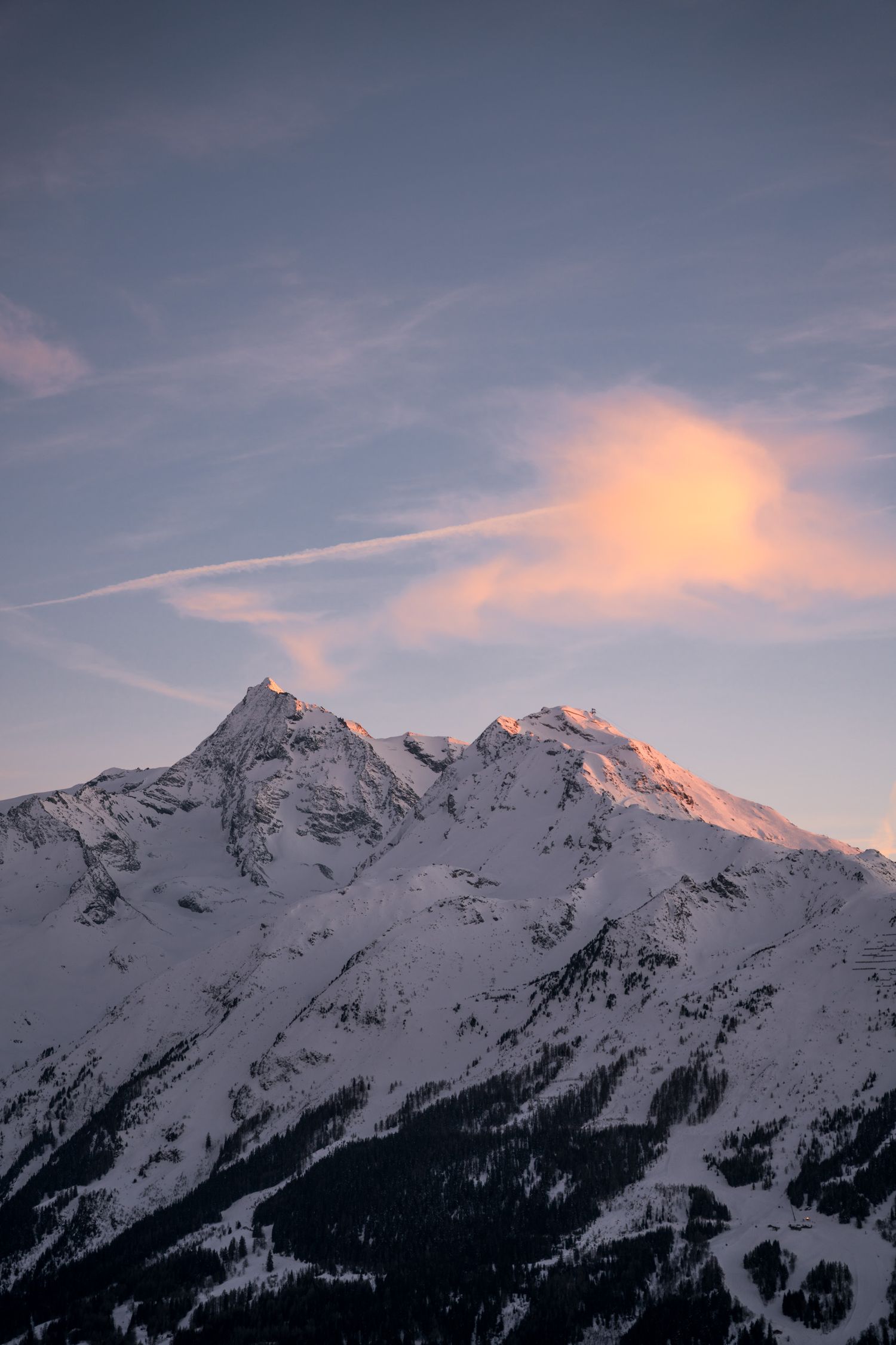 mont pourri au coucher du soleil en hiver