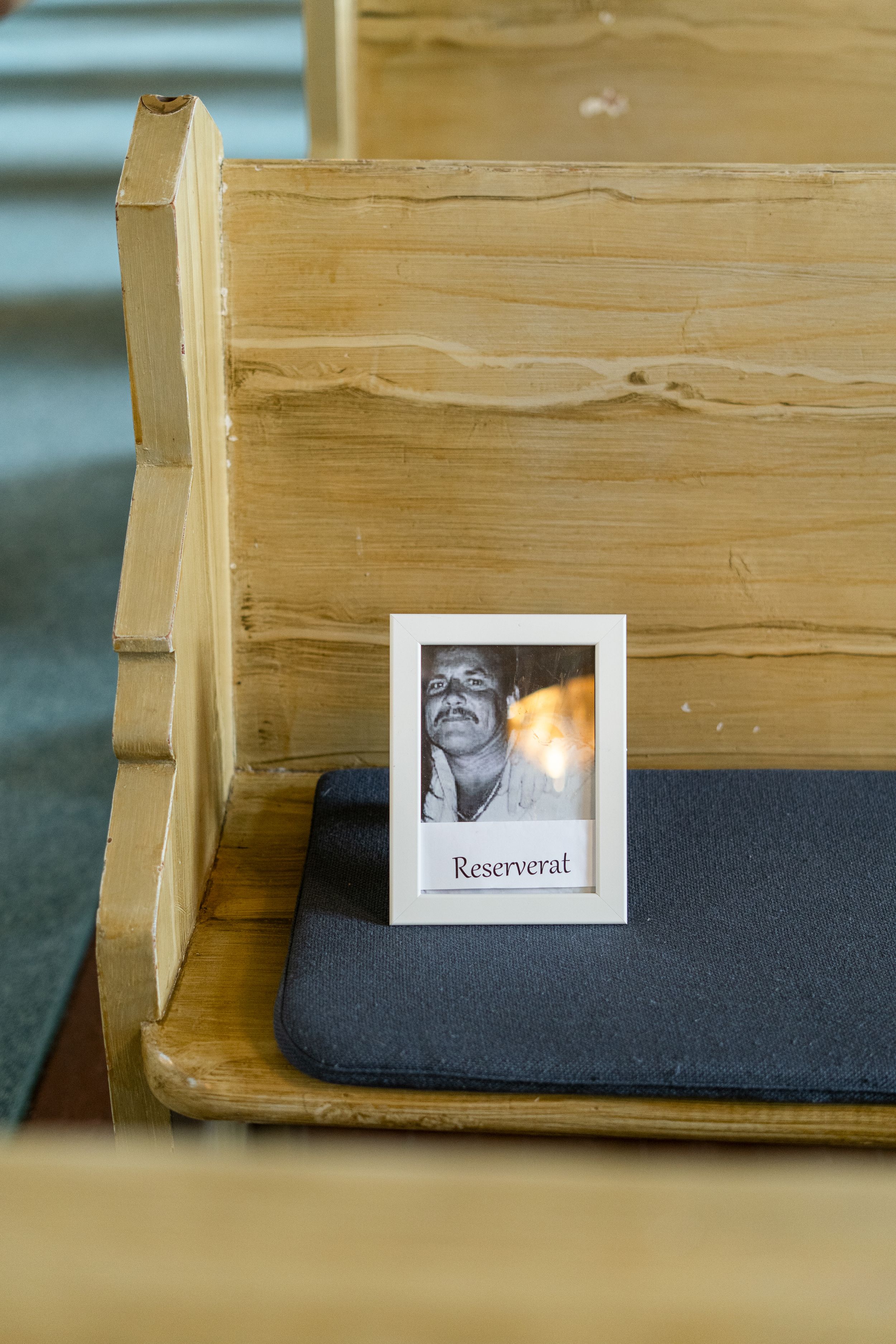 De som inte längre finns med oss har också en plats i kyrkan, här är en sittplats reserverad åt en anhörig