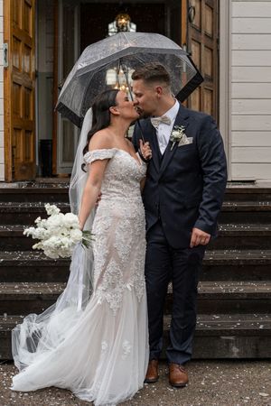 Brudpar ser kärleksfullt på varandra under sin bröllopsfotografering i Sandviken.