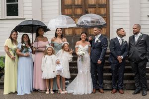 Hela brudföljet för Catrin och Andreas under deras bröllopsfotografering utanför Järbo kyrka i Sandviken