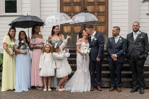 Hela brudföljet för Catrin och Andreas under deras bröllopsfotografering utanför Järbo kyrka i Sandviken