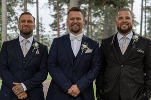 Brudgum och marskalkar under bröllopsfotografering i Järbo