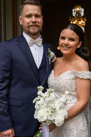 Brudpar under deras bröllopsfotografering i Järbo, Sandviken