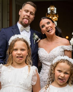 Brudpar med deras barn under deras bröllopsfotografering i Järbo, Sandviken