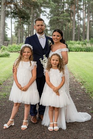 Brudpar med deras barn under deras bröllopsfotografering i Järbo, Sandviken