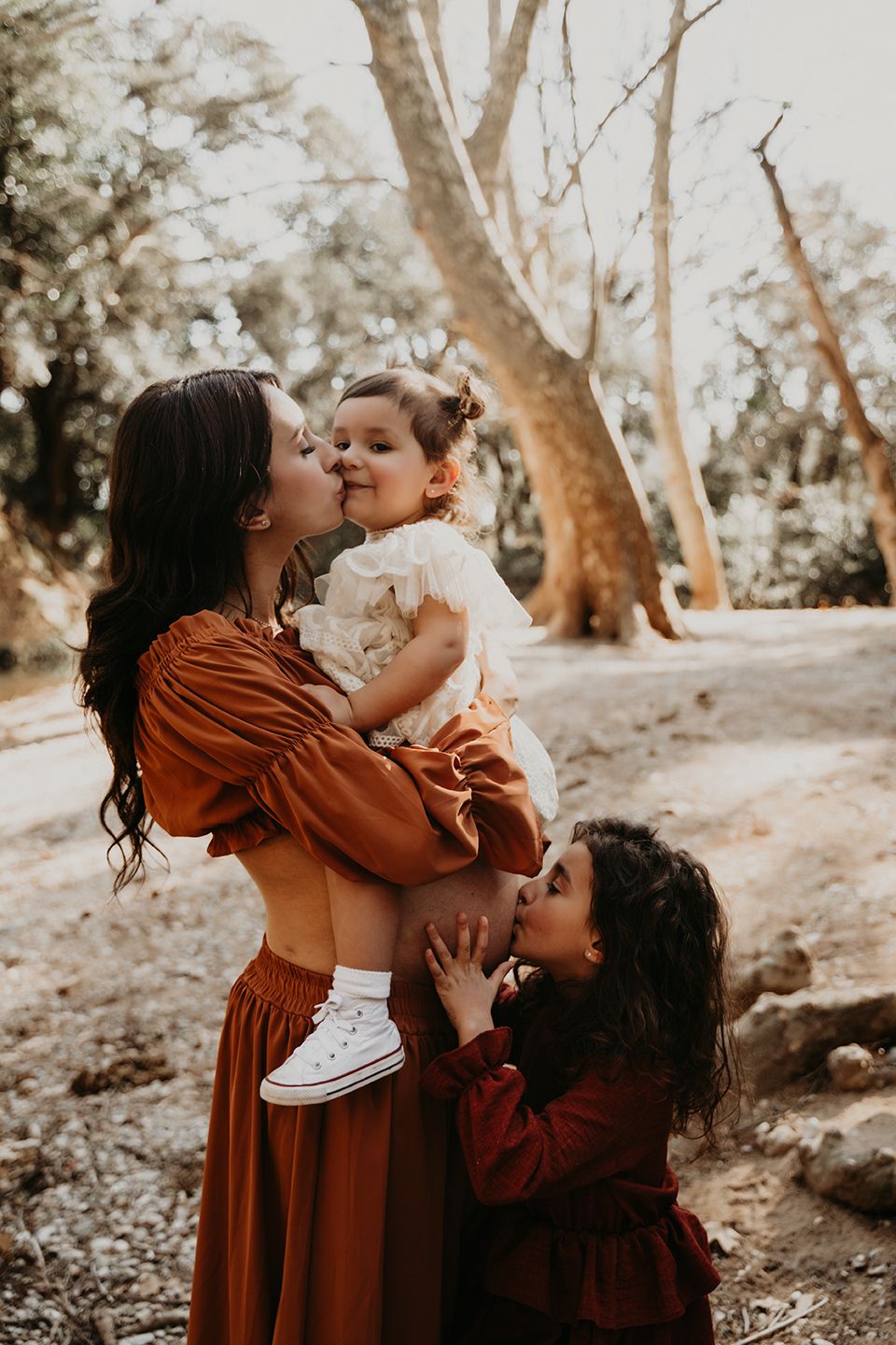 Séance famille en forêt dans le Var