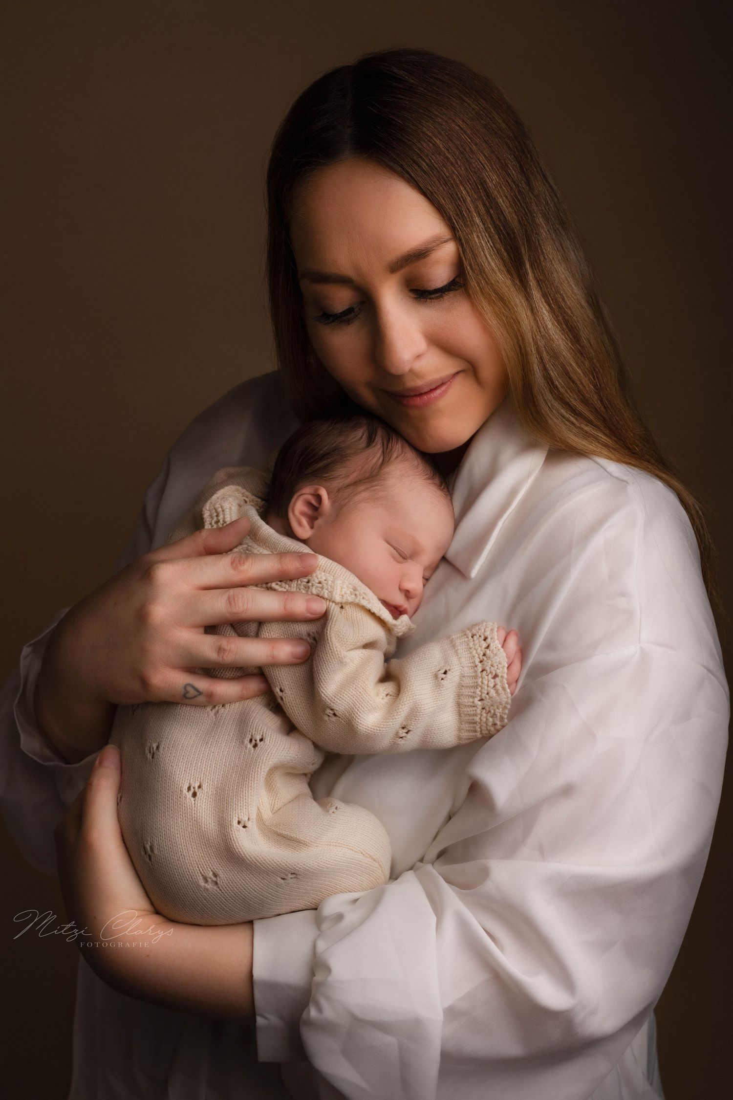 Moeder met haar pasgeboren baby tijdens een newbornshoot in Goes