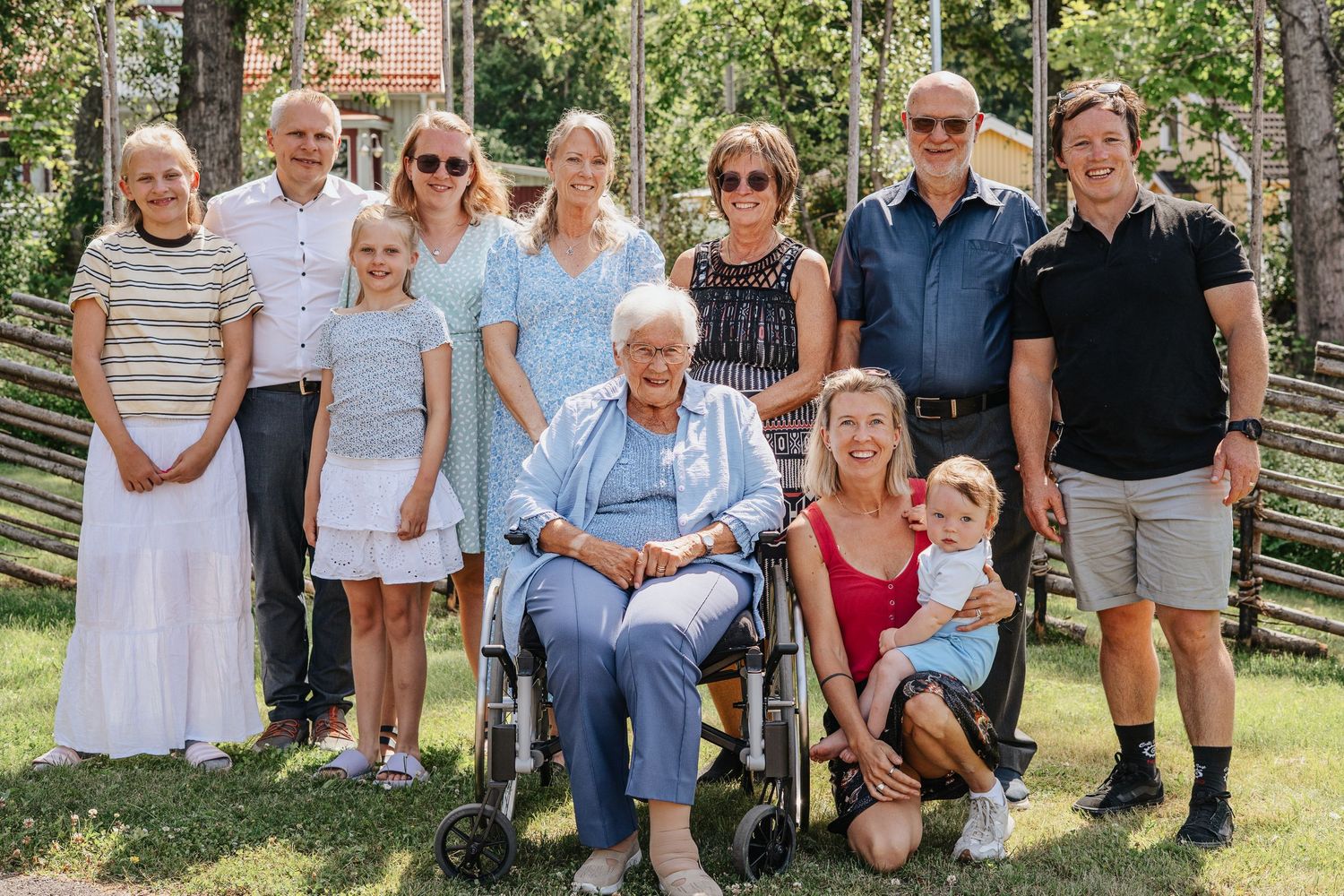 Ett ömt familjeögonblick fångat i gyllene timmen, när föräldrar delar en kyss med sin bebis mellan sig. - Fotograf Emma Matkoski