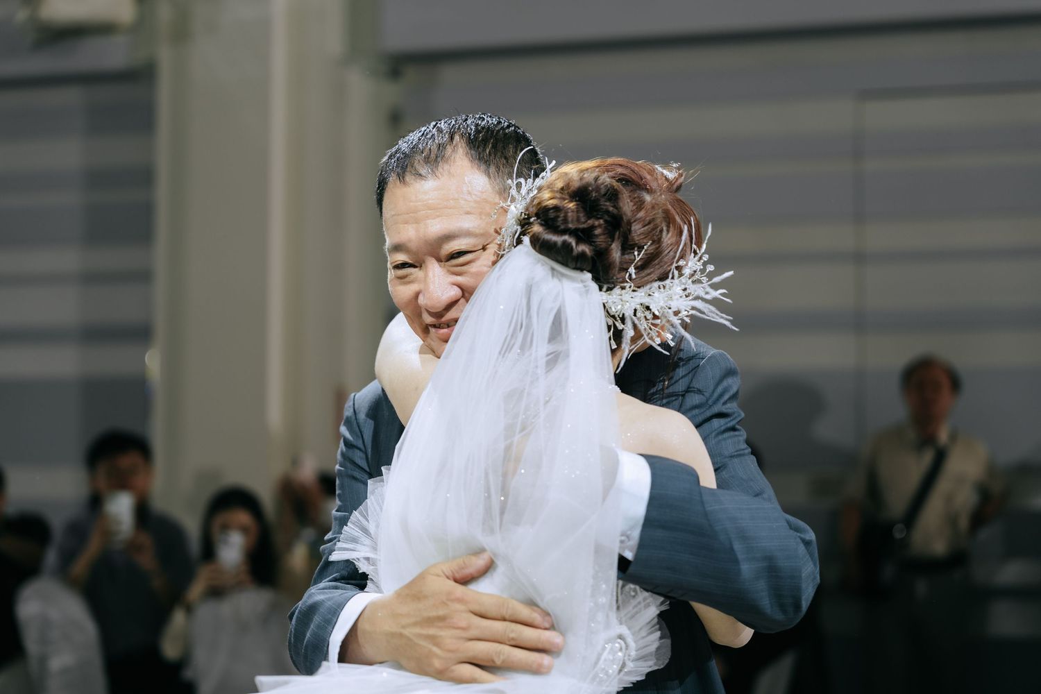 台中雅園新潮婚禮攝影，由余諾婚顧協助婚禮企劃與流程安排，渴望影像攝影師 Eric 拍攝。午宴完整記錄新人經典進場、父母交手與擁抱、歡樂跳舞及賓客自然表情，以明亮自然的影像風格與穩定抓拍，留下溫暖、經典又耐看的台中婚禮紀錄。