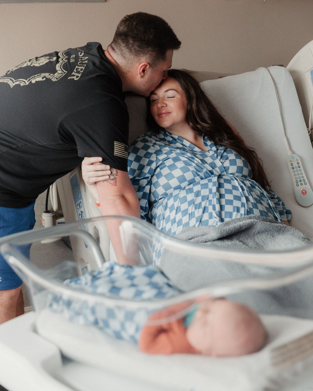Mom and dad embrace during fresh 48 session in hospital Tyler Tx