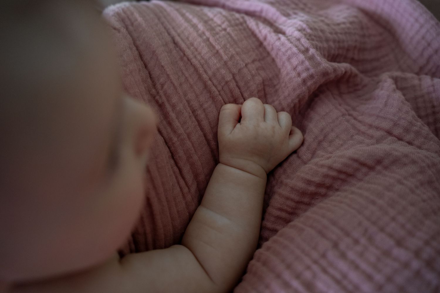 Baby bei einem natürlichen Familienshooting