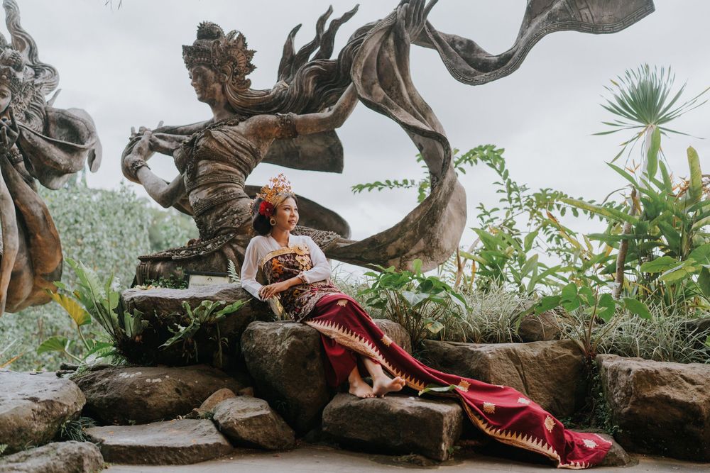 Solo photography in traditional Balinese dress at Taman Dedari Ubud.
