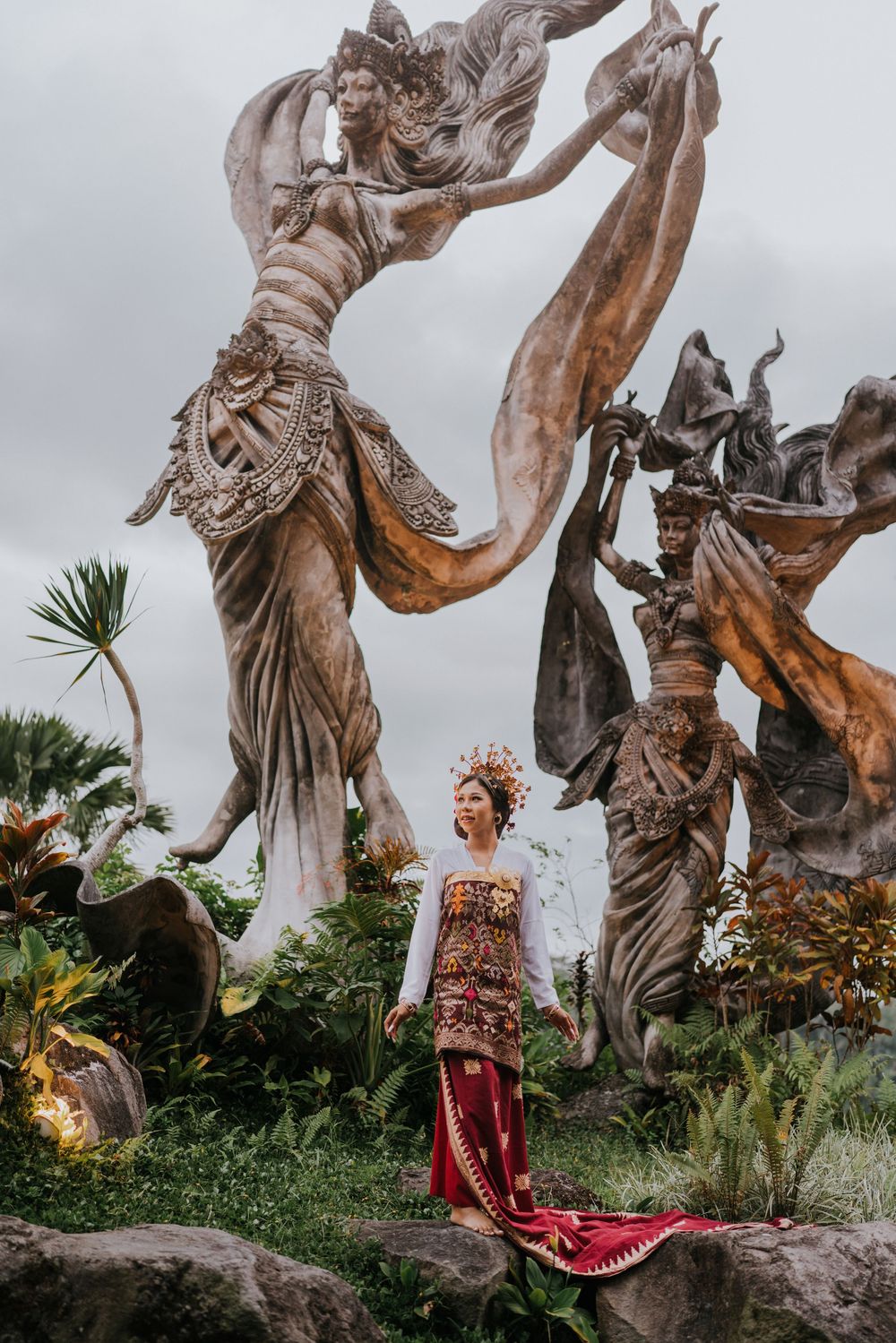 Solo photography in traditional Balinese dress at Taman Dedari Ubud.