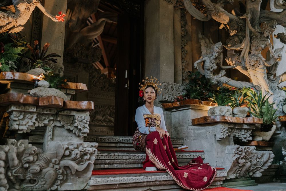 Solo photography in traditional Balinese dress at Taman Dedari Ubud.