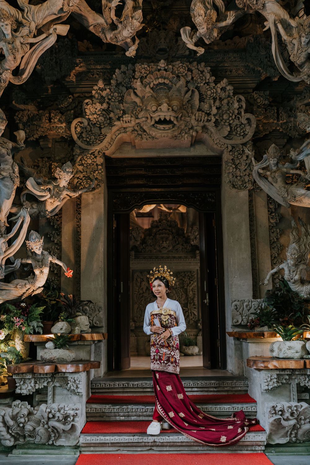 Solo photography in traditional Balinese dress at Taman Dedari Ubud.