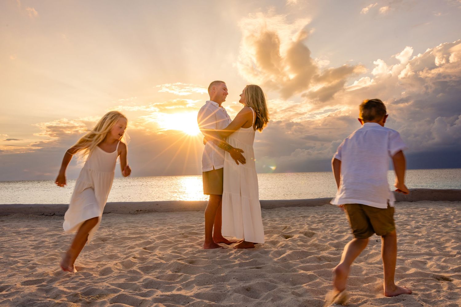 COZUMEL FAMILY PHOTOSHOOT AT SUNSET IN THE HOTEL PRESIDENTE INTERCONTINENTAL