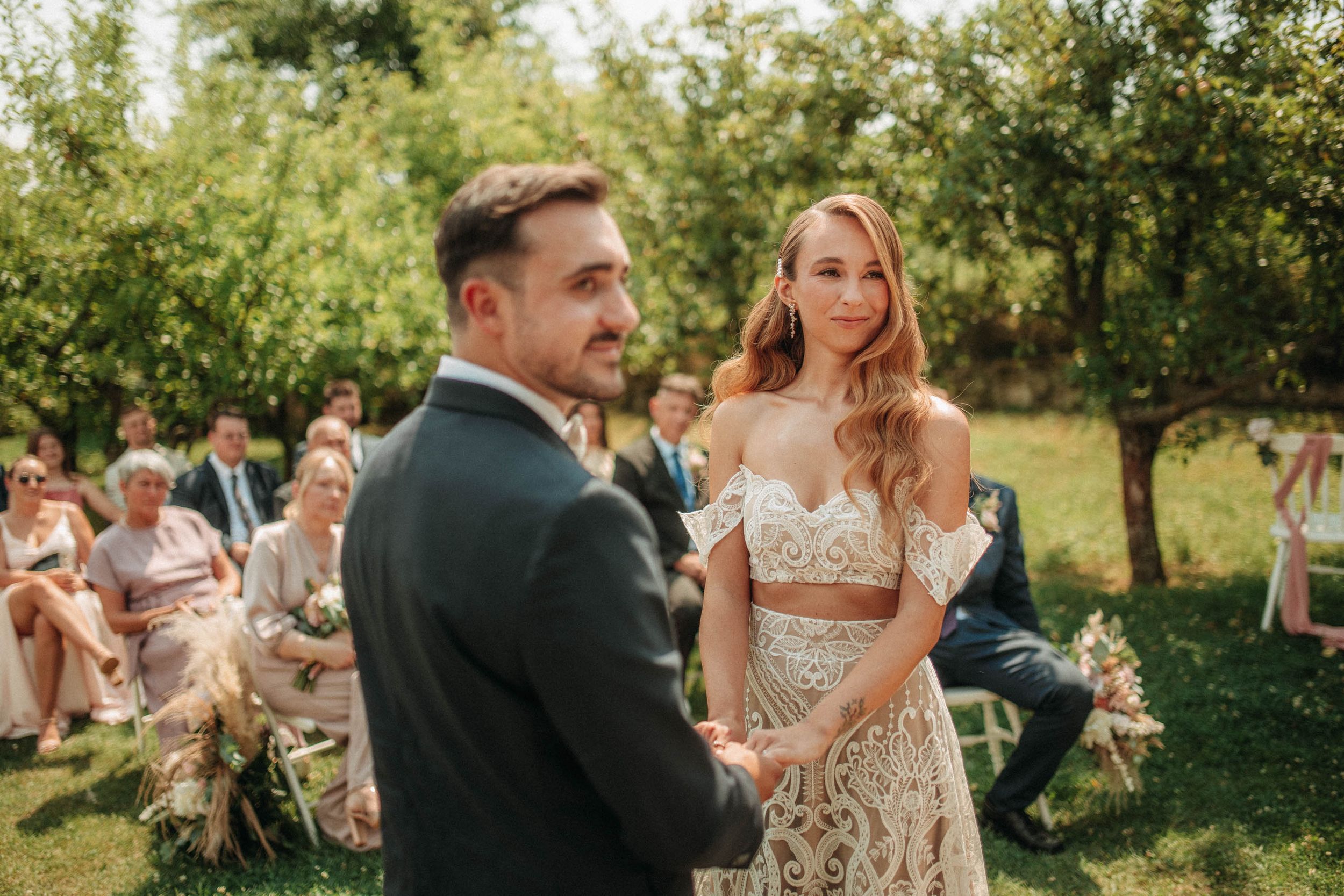 Úsměvy Pavlíny a Vojty během zahradního obřadu – svatební fotograf Jiří Tulach, Statek Vitice.