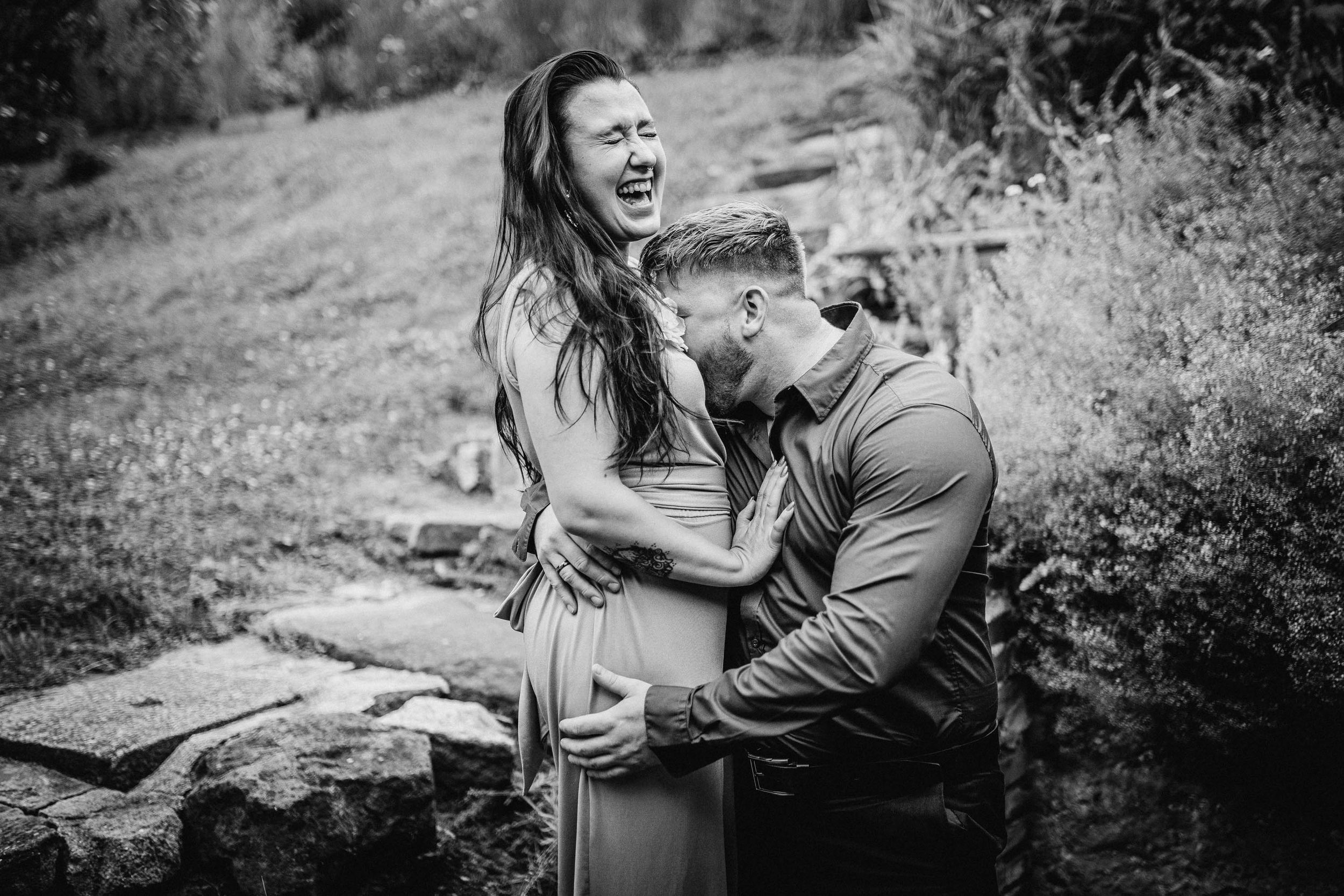 Černobílý spontánní moment nevěsty se svatebním hostem během oslavy na Statku Vitice. Svatební fotograf Jiří Tulach.