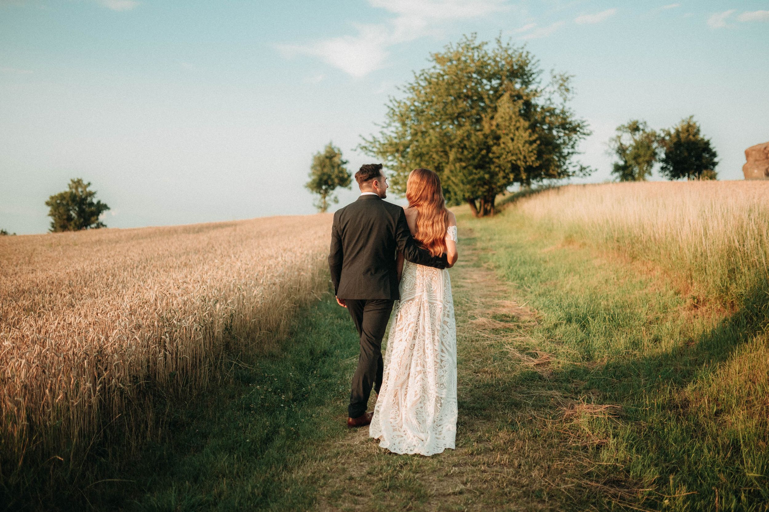 Objetí Pavlíny a Vojty na travnaté cestě mezi poli – svatební fotograf pro Statek Vitice, Jiří Tulach. Svatební fotograf Jiří Tulach.