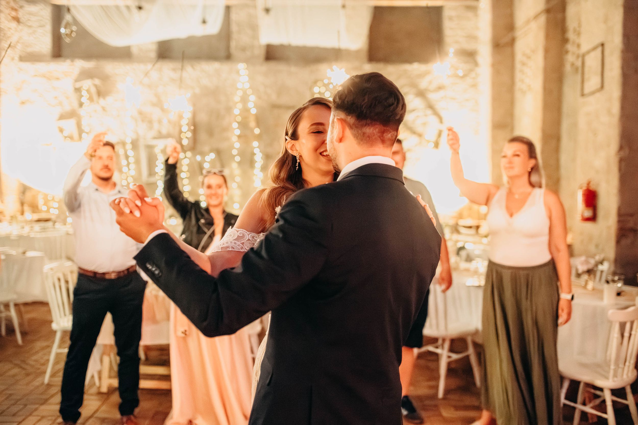 Novomanželé v těsném objetí při večerním tanci – svatba na Statku Vitice ve fotografiích Jiřího Tulacha.