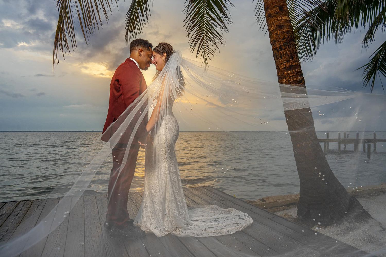 pareja en la playa disfrutando un atardecer fotografo de bodas Orlando Ray Alvarez Weddings by Ray