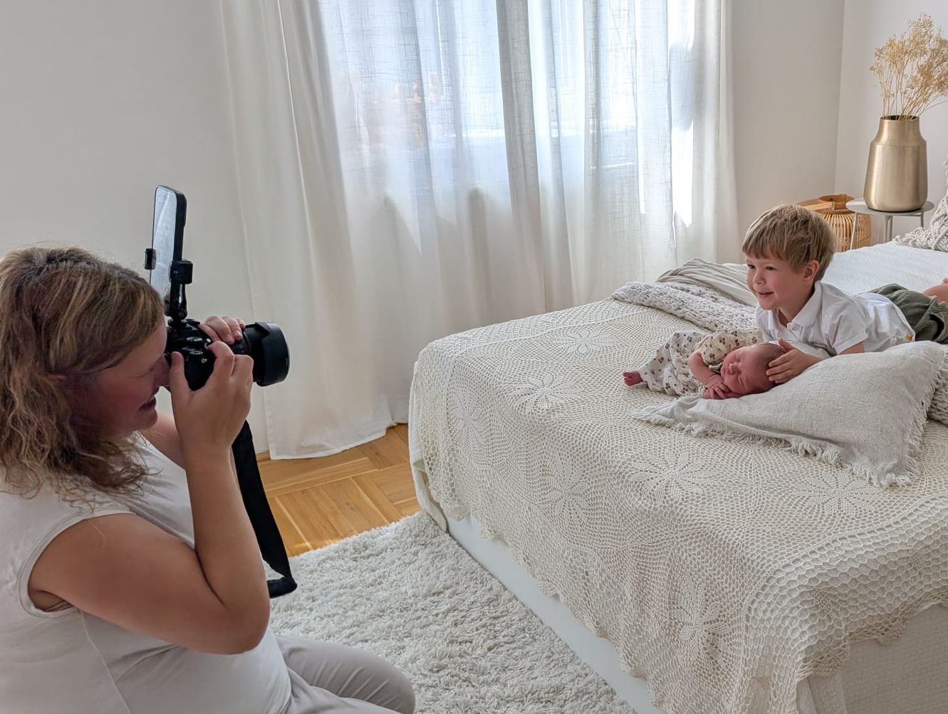 Fotografin Nicole Quaritsch im Fotostudio Stockerau beim Babyfotoshooting mit Neugeborenem und Geschwisterkind