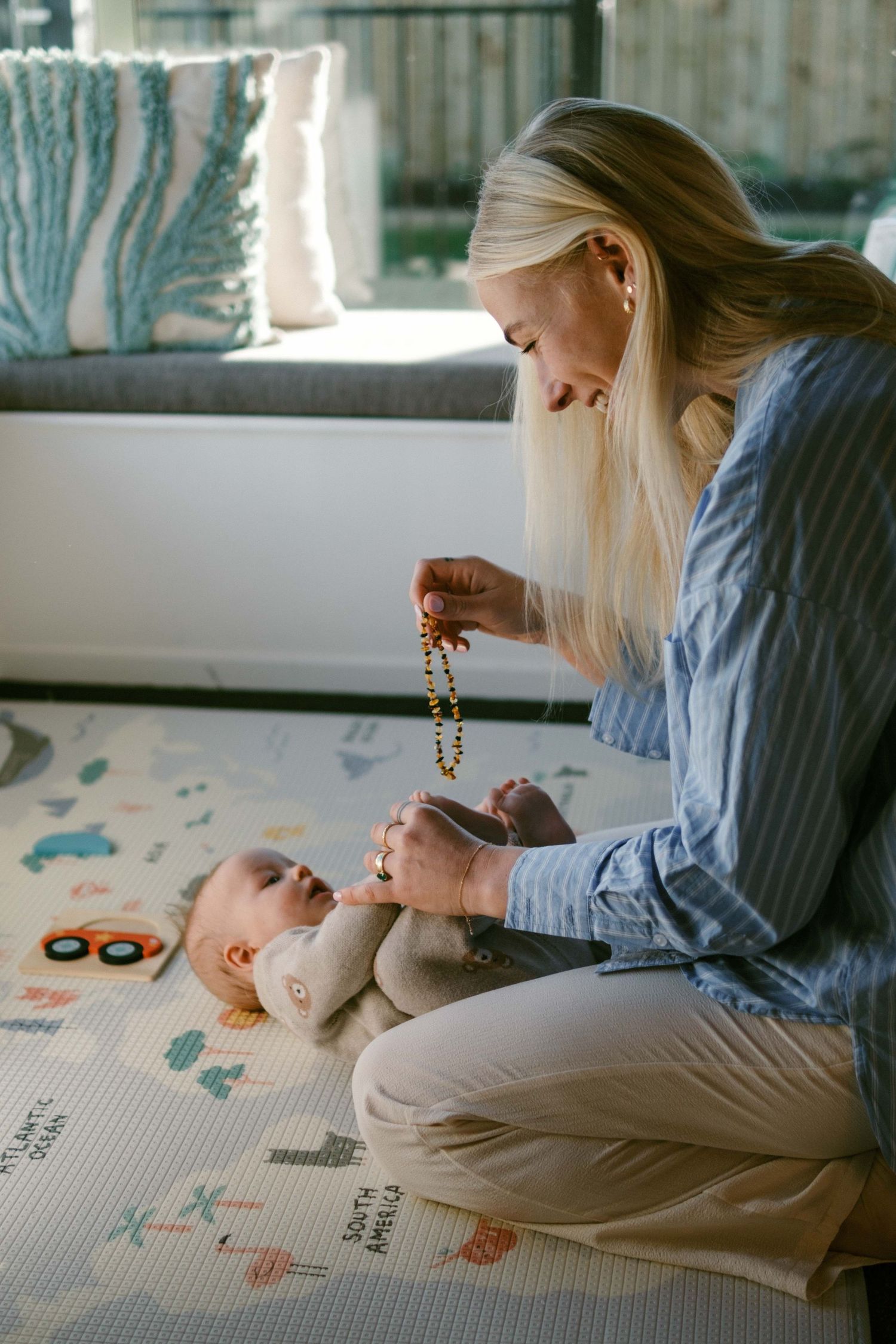 Coromandel peninsula family photography, a relaxed storytelling family in home newborn session