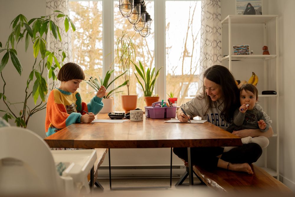 Photographie, séance photographique d'une famille. Dessin en famille avec maman dans la cuisine au domicile à Sherbrooke, en Estrie.