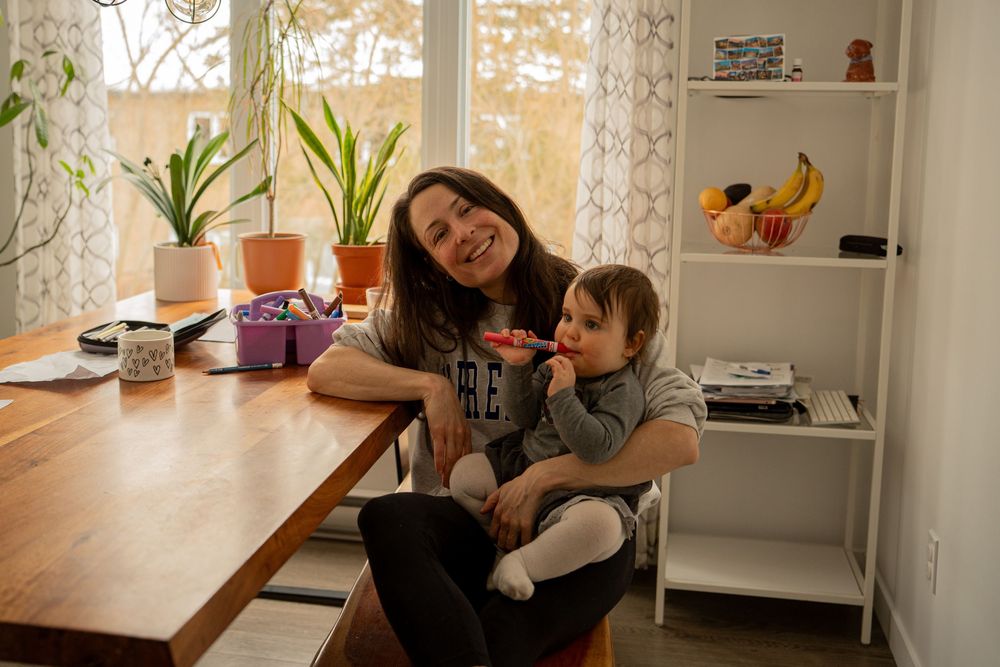 Photographie, séance photographique d'une famille. Dessin en famille avec maman dans la cuisine au domicile à Sherbrooke, en Estrie.