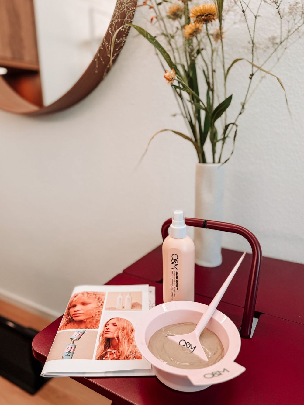 Schale mit Haarfarbe